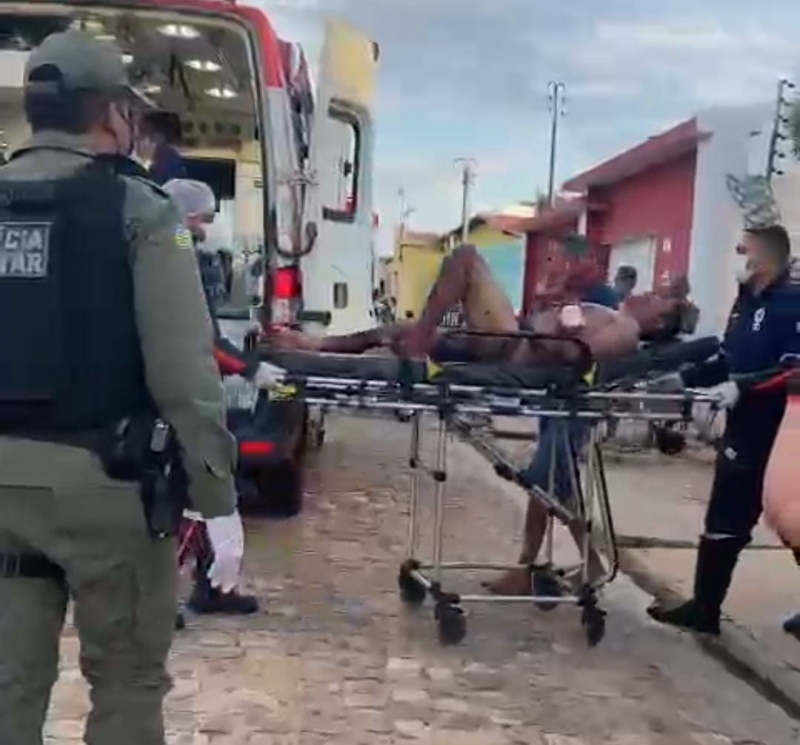 Homem é preso após surtar e esfaquear 4 pessoas em Campo Maior