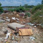 Prefeitura flagra população jogando lixo em lagoa poucas horas após limpeza