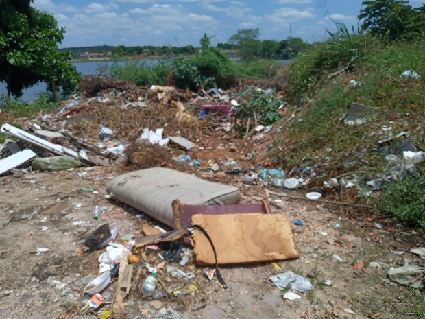 Prefeitura flagra população jogando lixo em lagoa poucas horas após limpeza