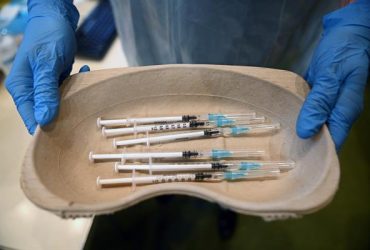 Homem é preso após tentar se vacinar 7 vezes contra a Covid-19