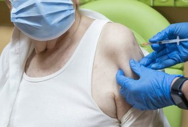 Homem usa braço falso para tentar se vacinar contra Covid-19