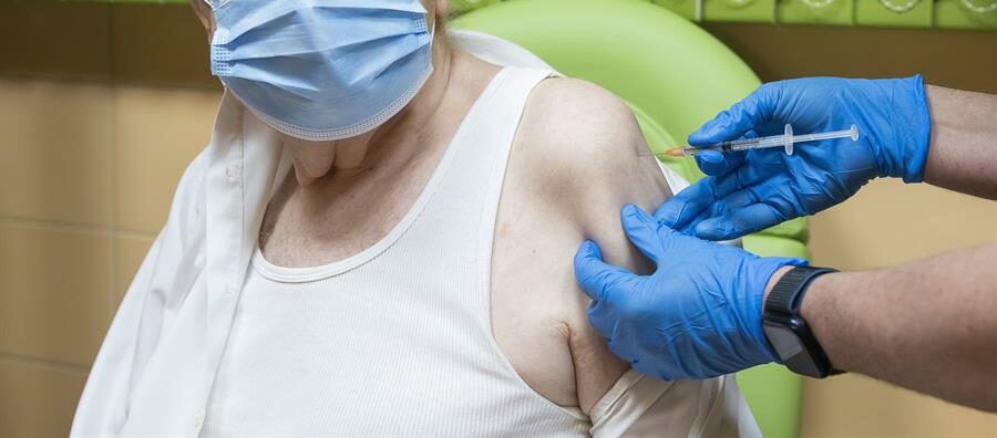 Homem usa braço falso para tentar se vacinar contra Covid-19