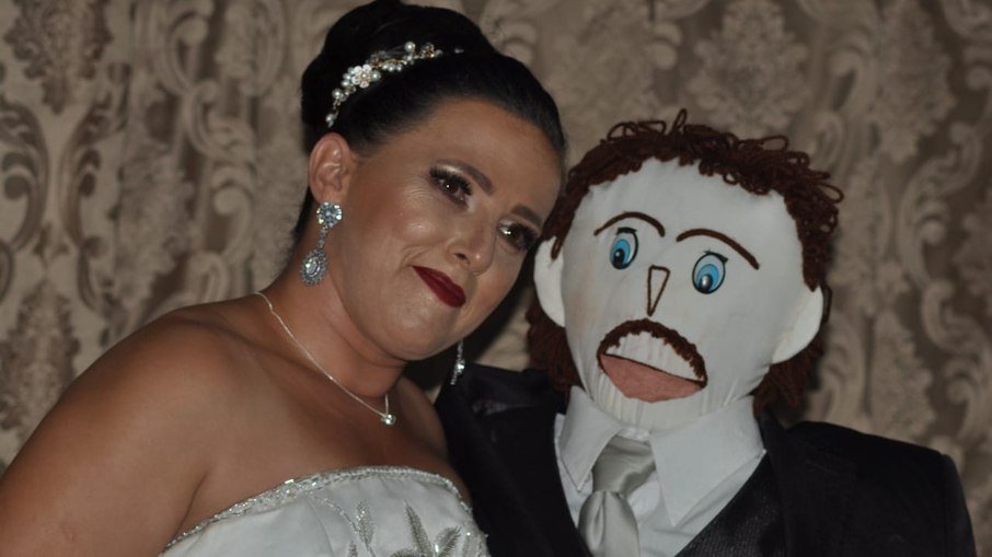 Mulher se casa com boneco de pano em Minas Gerais