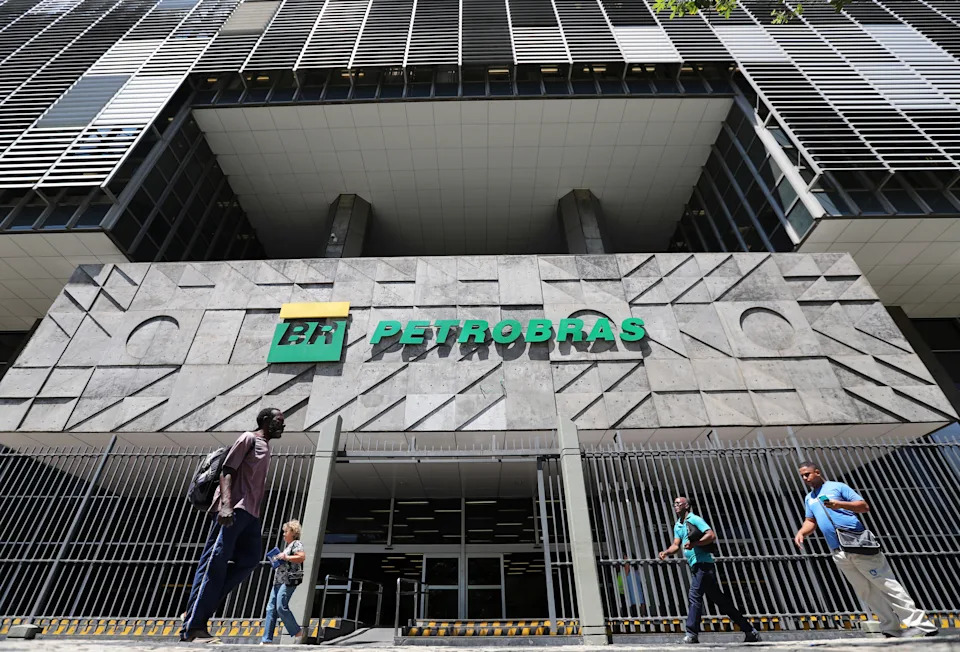 Petrobras reduz o preço da gasolina pela 3ª vez em menos de um mês