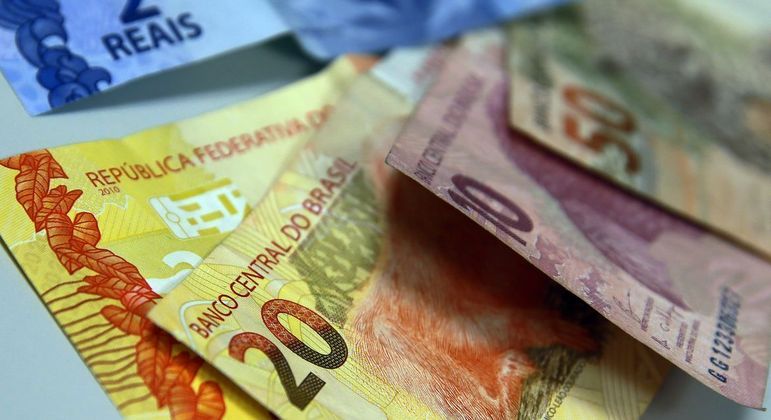 Governo prevê salário mínimo de R$ 1.294 em 2023