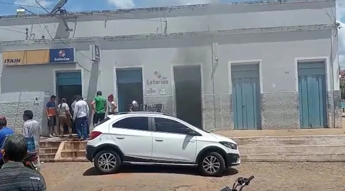 Vídeo: dupla assalta comércio e ateia fogo em lotérica no interior do Piauí