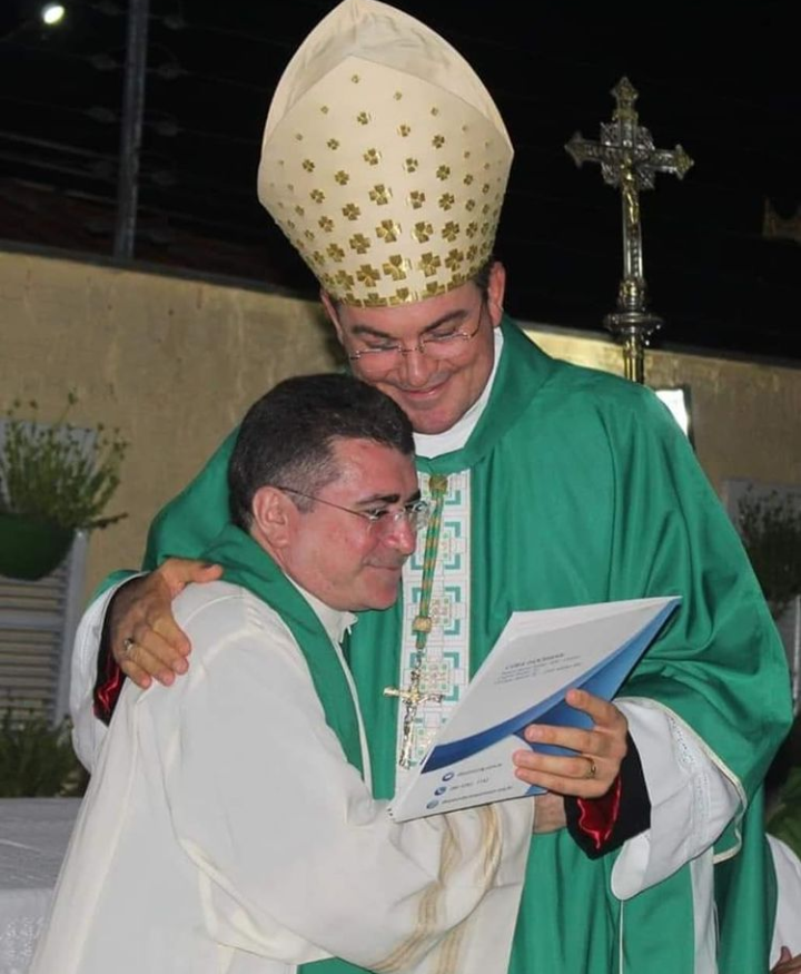 Padre Jonilson, à esquerda, ao lado do bispo Dom Francisco, à direita.