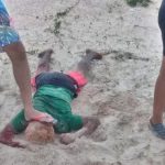 Homem é espancado por populares após assaltar turista no litoral do Piauí