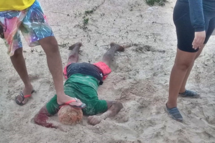 Homem é espancado por populares após assaltar turista no litoral do Piauí