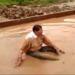 Jornalista toma banho de lama durante gravação de matéria em Teresina