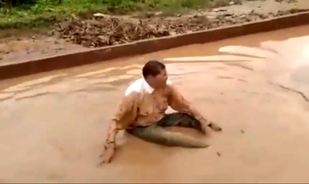 Jornalista toma banho de lama durante gravação de matéria em Teresina