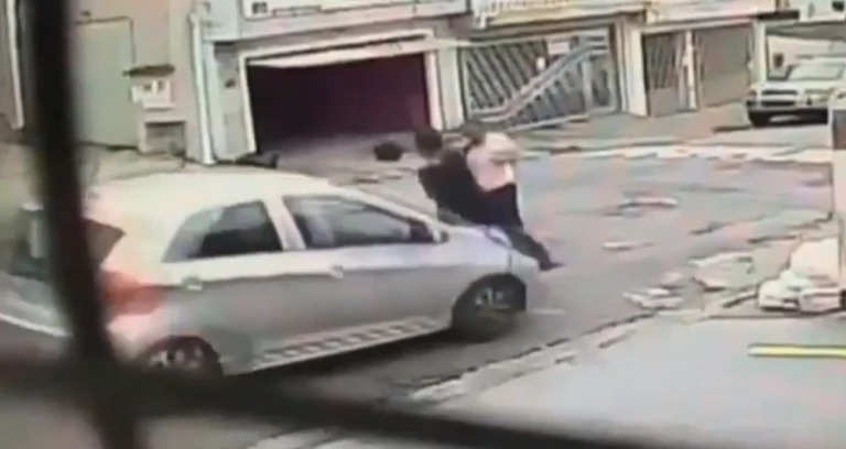 Motorista acelera e atropela bandidos durante assalto em São Paulo