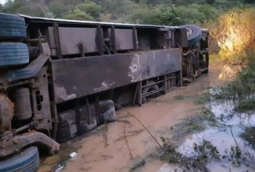 Ônibus-tomba-na-BR-135-deixa-um-morto-e-diversos-feridos-no-sul-do-Piauí