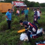 Passageiros ficam feridos após microônibus tombar na PI 301 no litoral do Piauí