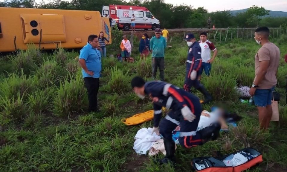 Passageiros ficam feridos após microônibus tombar na PI 301 no litoral do Piauí