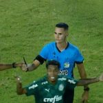 Torcedor invade campo com faca e tenta esfaquear jogador em São Paulo