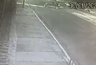 Vídeo mostra carro atropelando entregador em Teresina