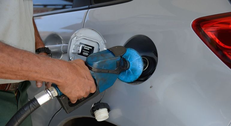 Presidente do Senado quer frear atual modelo de aumento de preços dos combustíveis 