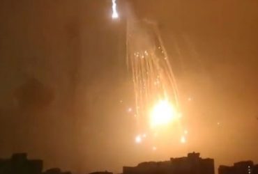 Avião russo é abatido e explode no ar em Kiev