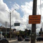 Prefeitura de Teresina instala 40 placas de sinalização para alertar motoristas no período das chuvas