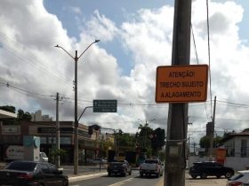 Prefeitura de Teresina instala 40 placas de sinalização para alertar motoristas no período das chuvas