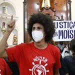 Vereador lidera invasão a igreja católica durante missa em Curitiba