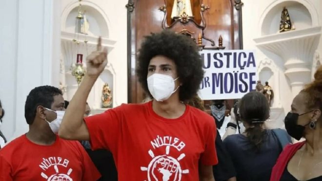 Vereador lidera invasão a igreja católica durante missa em Curitiba