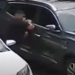 Vídeo mostra roubo-relâmpago de 20 segundos em Carro
