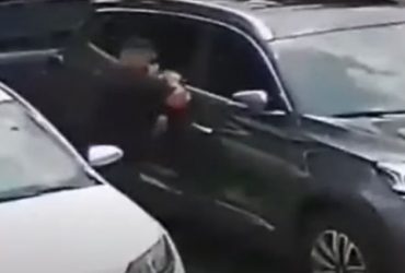 Vídeo mostra roubo-relâmpago de 20 segundos em Carro