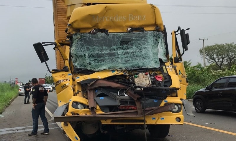 Acidente envolvendo caminhão dos correios deixa vítima gravemente ferida na BR-343 em Campo Maior