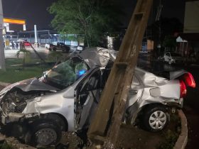 Bandidos roubam carro e colide com poste durante fuga em Teresina