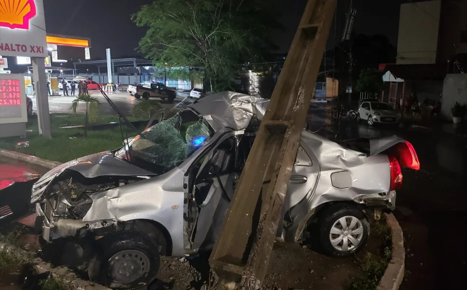 Bandidos roubam carro e colide com poste durante fuga em Teresina