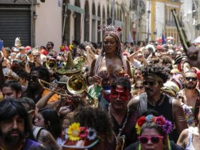 Apesar de proibição, Rio de Janeiro e São Paulo tem blocos de rua e aglomeração