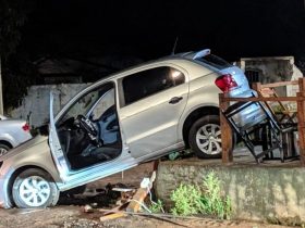 Carro invade bar, passa por cima de mesas e deixa pessoas feridas em Teresina