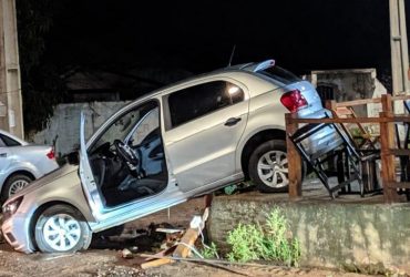 Carro invade bar, passa por cima de mesas e deixa pessoas feridas em Teresina