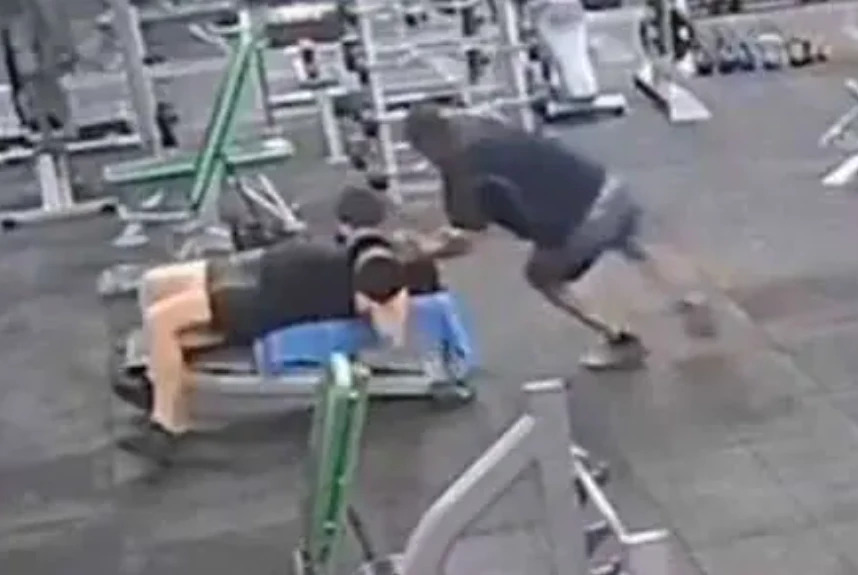 Crime ou Acidente? Homem atinge a cabeça do colega com peso de 20kg na academia