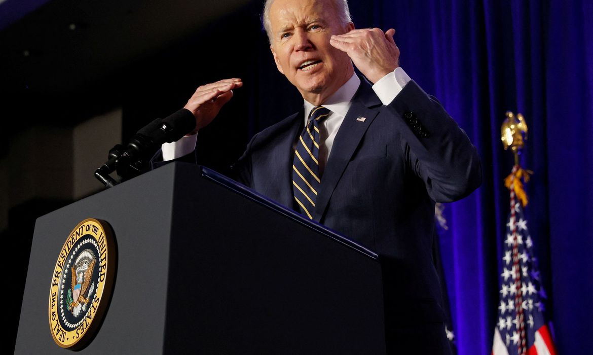 Joe Biden proíbe compra de vodka e caviar da Rússia em novas sanções