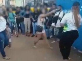 Jovem-aponta-arma-para-cabeça-de-aluna-na-porta-de-escola