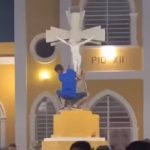 VÍDEO: Jovem dança e dá "sarrada" em imagem de Jesus Cristo no RN