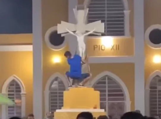 VÍDEO: Jovem dança e dá "sarrada" em imagem de Jesus Cristo no RN