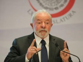 Lula diz que está “limpo” e pede indenização milionária