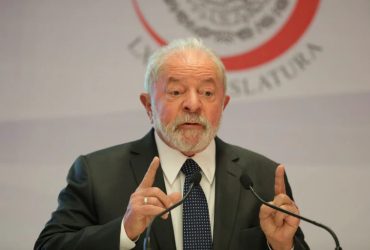 Lula diz que está “limpo” e pede indenização milionária