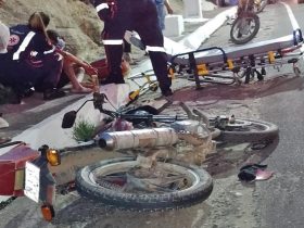 Motociclista fica ferido após colidir com traseira de caminhão