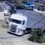Vídeo: homem é atropelado por caminhão e sai ileso