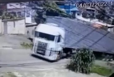 Vídeo: homem é atropelado por caminhão e sai ileso