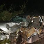 Colisão entre veículo de passeio e caminhão deixa carro totalmente destruído