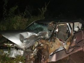 Colisão entre veículo de passeio e caminhão deixa carro totalmente destruído