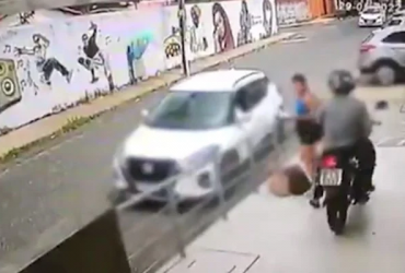 Bandido atrapalhado cai duas vezes de motocicleta ao tentar roubar mulher em Teresina