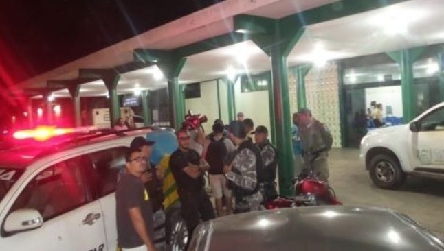 Mototaxista tem faca cravada nas costas durante tentativa de assalto no litoral do Piauí