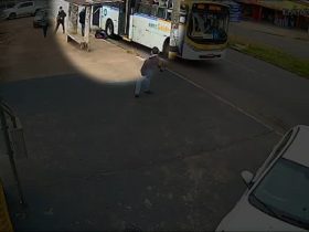 Ônibus atropela passageira logo após ela descer do veículo